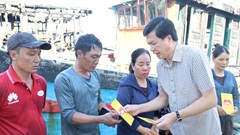 Hỗ trợ 115 triệu đồng cho 5 hộ ngư dân có tàu cá bị cháy