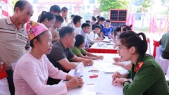 Vượt núi đến trường, học sinh vùng khó khăn háo hức ngày nhập học
