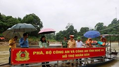 Đưa phà vào phục vụ người dân vùng cao Nghệ An bị lũ chia cắt