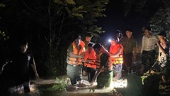 Căng dây đưa người dân vượt lũ đi cấp cứu trong đêm