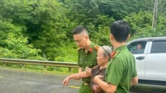 Không ngại hiểm nguy, chủ quán cà phê lao xuống dòng lũ cứu người