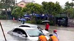 Nghệ An mưa lớn kỷ lục gây ngập sâu, ô tô, xe máy chết máy hàng loạt