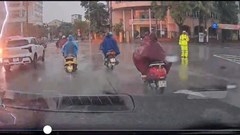 Người phụ nữ bị sét đánh khi đang đi xe máy trên đường