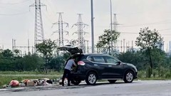 Công an làm việc với người đàn ông lái ô tô bỏ rác bên đường