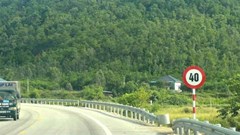 Đề nghị rà soát, dỡ biển 40km/h trên tuyến đường ven biển ở Nghệ An