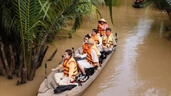 Tập 8 “Gia đình Haha”:  “Tập đoàn bán chiếu” đổ bộ miền Tây