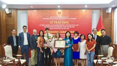 Trao kỷ niệm chương cho Tham tán văn hoá Đại sứ quán Pháp tại Việt Nam