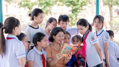 Chắp cánh tri thức, thắp lửa yêu thương