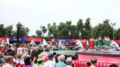 Người dân, du khách hòa mình vào không khí của Lễ hội Văn hóa thế giới tại Hà Nội lần thứ nhất