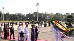 Đoàn đại biểu dự Đại hội Thi đua yêu nước toàn quốc lần thứ XI vào Lăng viếng Chủ tịch Hồ Chí Minh