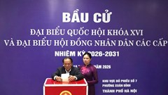 Bộ trưởng Nguyễn Văn Hùng bỏ phiếu tại khu vực số 7, phường Xuân Đỉnh