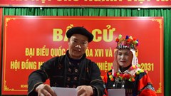 Cử tri Lũng Cú vượt núi đá đi bầu cử trong “Ngày hội non sông“