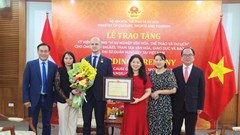 Trao Kỷ niệm chương “Vì sự nghiệp Văn hoá, Thể thao và Du lịch” cho Tham tán Đại sứ quán Hungary