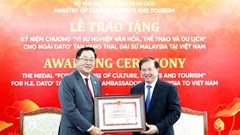 Trao Kỷ niệm chương Vì sự nghiệp Văn hóa, Thể thao và Du lịch cho Đại sứ Malaysia