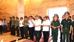 Chủ tịch nước dâng hương Đền thờ Chủ tịch Hồ Chí Minh tại Khu Di tích quốc gia đặc biệt Pác Bó