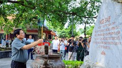 Thủ tướng dâng hương, dâng hoa tưởng nhớ các anh hùng liệt sĩ tại các Khu Di tích lịch sử quốc gia Thái Nguyên