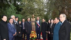 Tổng Bí thư, Chủ tịch nước Tô Lâm đặt hoa tại Tượng đài Bác Hồ ở thành phố Montreuil của Pháp