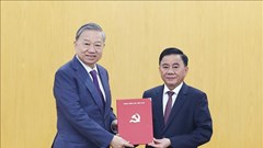 Tổng Bí thư Tô Lâm trao Quyết định phân công đồng chí Trần Cẩm Tú giữ chức Thường trực Ban Bí thư