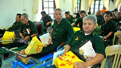 Trình Chủ tịch nước tặng quà người có công dịp Tết Nguyên đán Ất Tỵ
