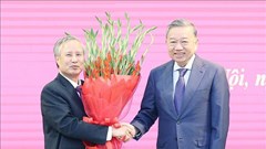 Tổng Bí thư Tô Lâm trao Huy hiệu 45 năm tuổi Đảng tặng đồng chí Trần Quốc Vượng