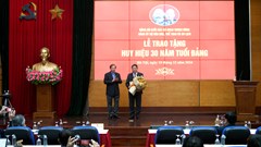 Trao tặng Huy hiệu 30 năm tuổi Đảng và quán triệt, triển khai Nghị quyết số 18-NQ/TW