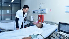 Phó Thủ tướng Lê Thành Long kiểm tra hiện trường, thăm hỏi nạn nhân vụ cháy quán cà phê 