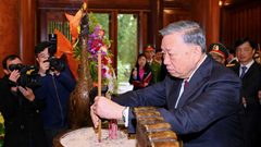 Tổng Bí thư Tô Lâm dâng hương tưởng niệm Chủ tịch Hồ Chí Minh