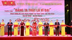 Khai mạc Triển lãm “Đảng ta thật là vĩ đại”