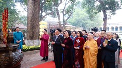  Chủ tịch nước, phu nhân cùng kiều bào dâng hương tại Điện Kính Thiên