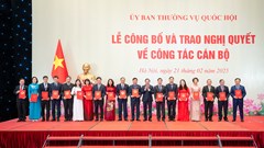 Công bố và trao Nghị quyết của Ủy ban Thường vụ Quốc hội về công tác cán bộ
