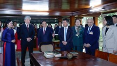 Hai Thủ tướng Việt Nam và Kyrgzystan thăm Nhà sàn, Ao cá Bác Hồ, thưởng thức cà phê