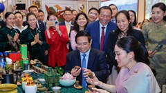 Thủ tướng Việt Nam và Thái Lan tham quan triển lãm sản phẩm thủ công mỹ nghệ, trải nghiệm làm tranh dân gian Đông Hồ