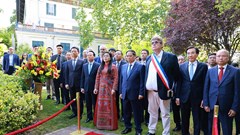 Thủ tướng Phạm Minh Chính dâng hoa tưởng niệm, thăm Không gian Hồ Chí Minh tại Montreuil, Pháp