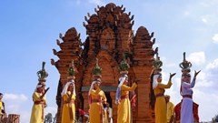 Bảo tồn và phát huy giá trị lễ hội truyền thống tiêu biểu của các dân tộc gắn với phát triển du lịch và xây dựng nông thôn mới