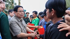 Thủ tướng Phạm Minh Chính thăm, động viên người dân tại "rốn lũ" Hòa Thịnh, tỉnh Đắk Lắk