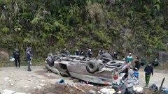 Lật xe 29 chỗ chở đoàn từ thiện ở Lào Cai, 8 người tử vong