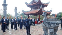  Thủ tướng dâng hương tưởng niệm Chủ tịch Hồ Chí Minh và các Anh hùng, liệt sĩ tại Điện Biên