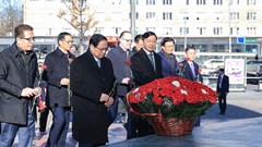 Thủ tướng dâng hoa tại Tượng đài Chủ tịch Hồ Chí Minh và Đài tưởng niệm Liệt sĩ Vô danh ở Moskva