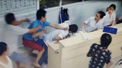 Hành hung bác sĩ có thể bị phạt đến 40 triệu đồng