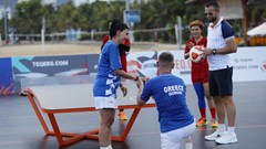 Bất ngờ với màn cầu hôn từ VĐV Hy Lạp với bạn gái tại Giải Teqball thế giới 2024