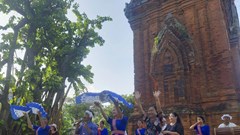 Hút khách bằng nhạc điệu dân gian Chăm bên tháp cổ nghìn tuổi