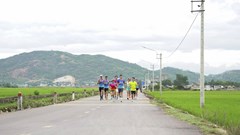 Gần 2.000 VĐV tham giải “Cồn Chim Half Marathon 2025 - Chạy về tuổi thơ”
