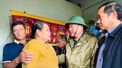 Phó Thủ tướng Thường trực Nguyễn Hòa Bình thăm hỏi, tặng quà người dân vùng lũ phía Đông Đắk Lắk