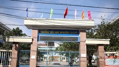 Tạm đình chỉ giáo viên Tiếng Anh bị tố sửa bài thi của học sinh