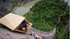 Cửa hàng tiện lợi treo lơ lửng giữa vách núi, muốn mua đồ phải leo 90 phút 