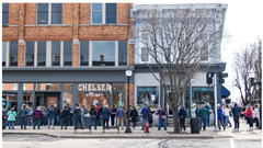 Tình nguyện viên xếp hàng dài giúp di chuyển 9.000 cuốn sách 