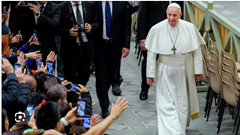 Phong cách thời trang của Giáo hoàng Francis: Mãi mãi là biểu tượng