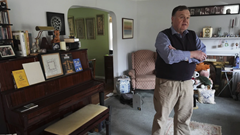 Người cao tuổi sợ kiểm tra túi tiền vì biến động thị trường