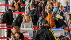 Du lịch hàng không rộn ràng vào mùa cao điểm