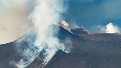 Núi lửa ở Italia bất ngờ phun trào khiến khách du lịch sơ tán vội